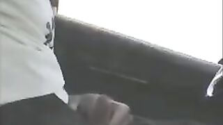 الرجل العربي يخرج زبه من السيارة