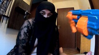 سكس بنت نقاب عربية تمص وتفشخ كسها وطيزها